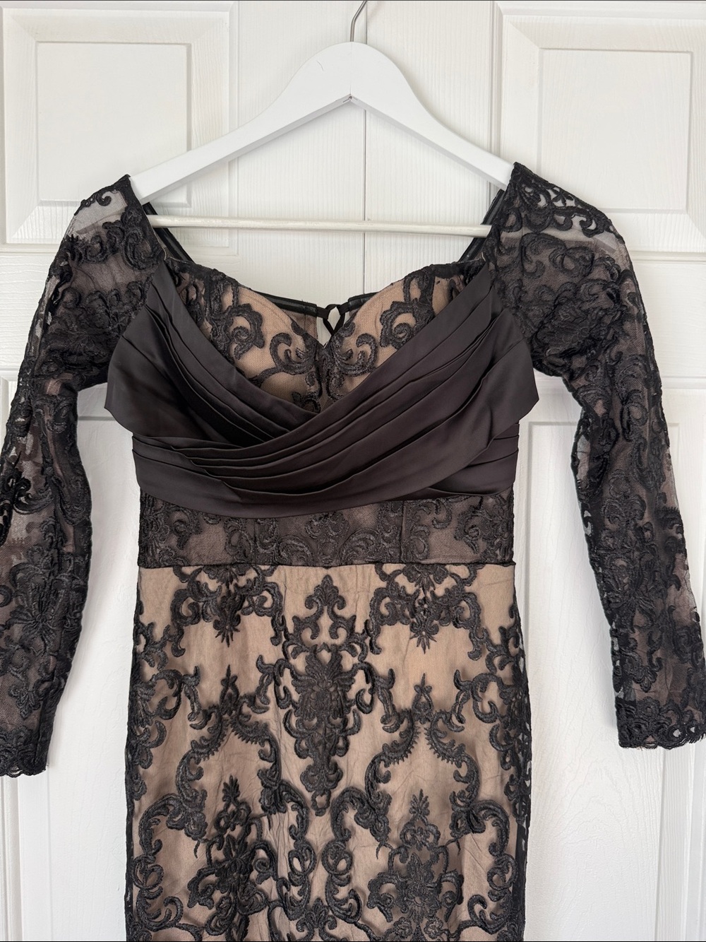 Elegant Black Lace Evening Gown Size XS - Picture 3 of 7